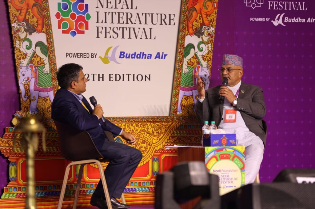 लिटरेचर फेष्टिभलको एक सत्रमा गण्डकी प्रदेशका मुख्यमन्त्री सुरेन्द्रराज पाण्डे र सहजकर्ता पत्रकार भरत कोइराला भलाकुसारी गर्दै